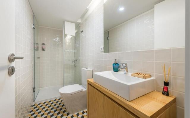 Home in Porto - Cozy 2BR Duplex by LovelyStay