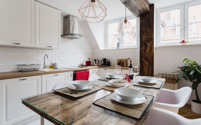 oompH Warsaw Old Town Premium