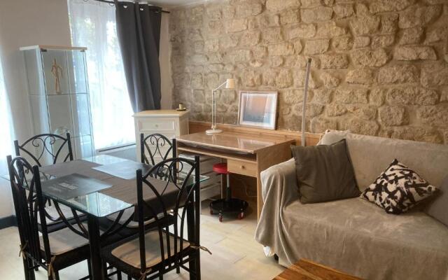 EXIGEHOME-Grand Studio en plein centre de Saint Germain en Laye