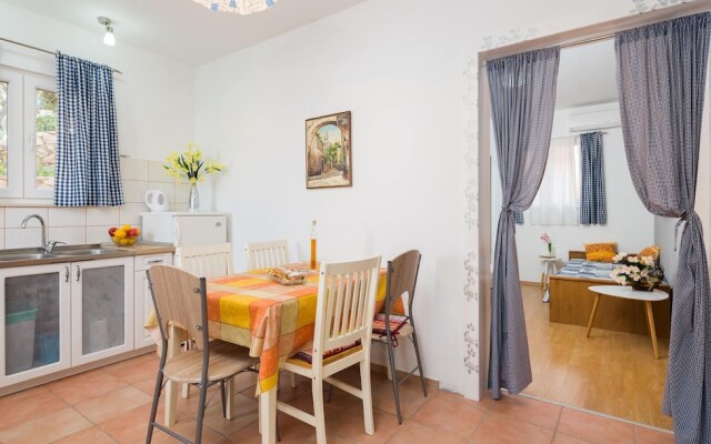 2 - Modern Apartment With Garden, 80m From Beach