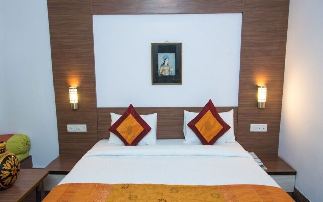OYO 10323 Hotel Gorbandh