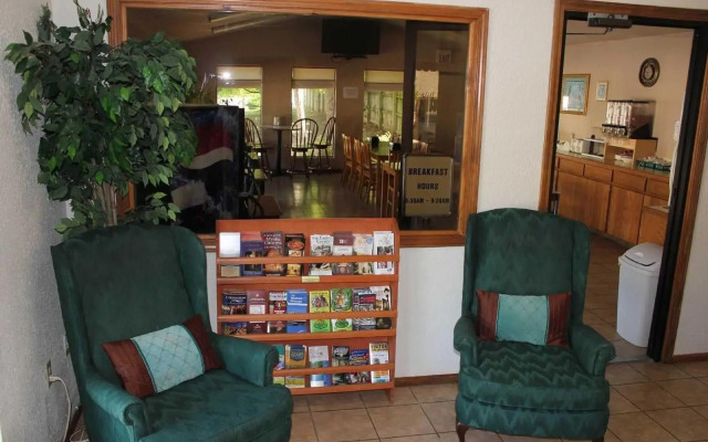 Oak Hill Inn & Suites