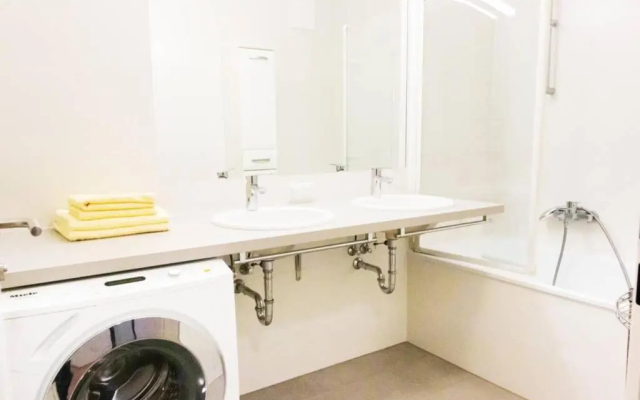 New, quiet flat next to U1, VIC, shopping mall,... - Hotel in Vienna - Photo 4
