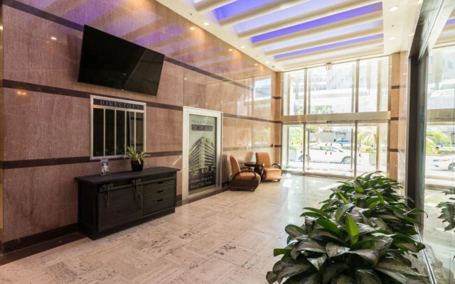 Vibrant Condo near Must-See Attractions