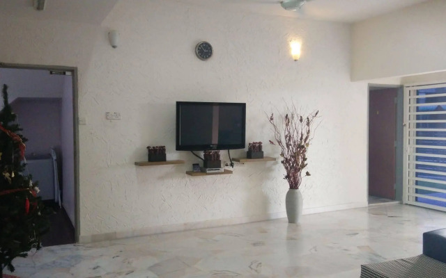Bercham Vacation House