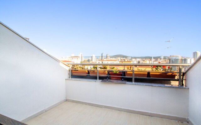 Central Flat in Atasehir With Terrace and Balcony