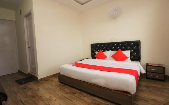 OYO 28284 Gliders Holiday Inn