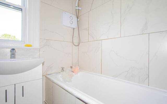 Charming 3BD Oasis 3 Min Walk From Beach Front!