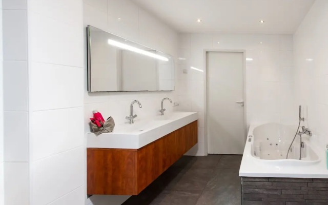 Water Villa Kortgene by Veerse Meer