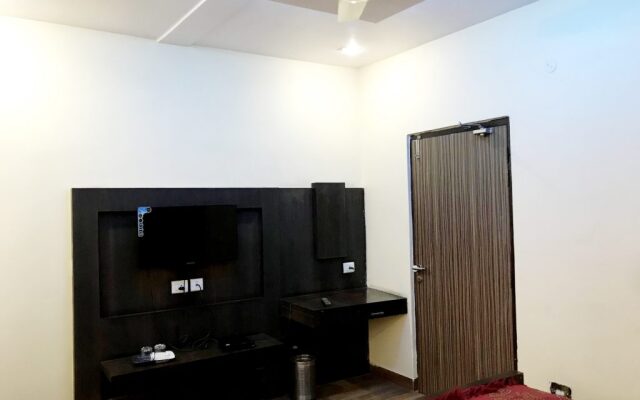 Hotel Manoj International