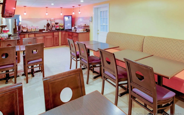 La Quinta Inn by Wyndham Waldorf