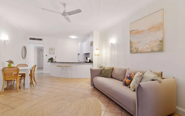 Cozy Waterfront - Free Parking Pool