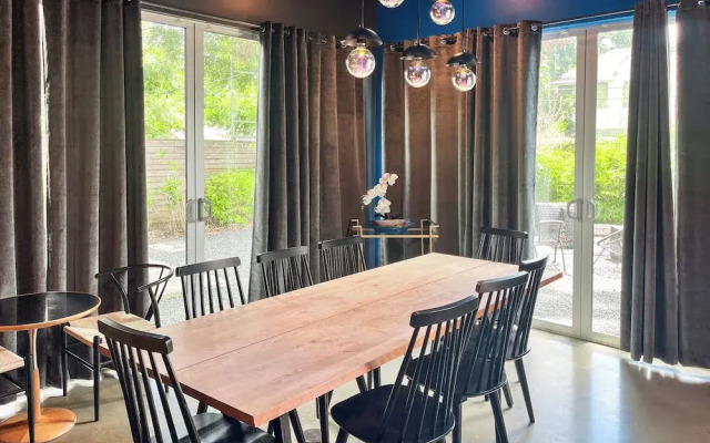 Massive Compound 20 Beds-6 min walk