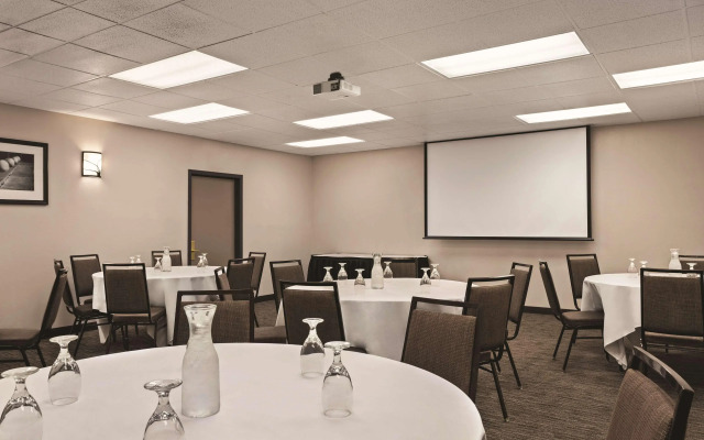 Country Inn & Suites by Radisson, Woodbury, MN