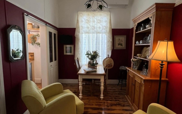 Ivy May Cottage – Guest Rooms – Lakes Entrance