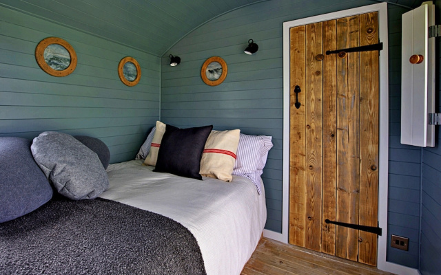 Lakeside Shepherd's Hut Retreat, No Deposit