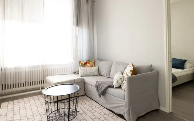 2ndhomes Central 1BR Top Floor Home
