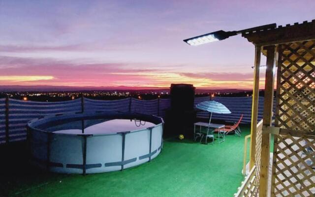 Cabaña con piscina, vista al Oasís de Pica.