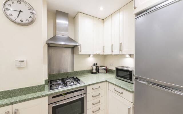 Large 2 Bedroom Flat in Victoria - Zone 1