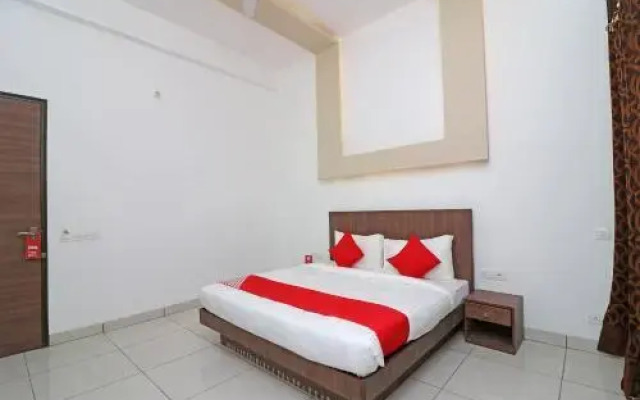 OYO Flagship 15448 Green plaza Sector 10