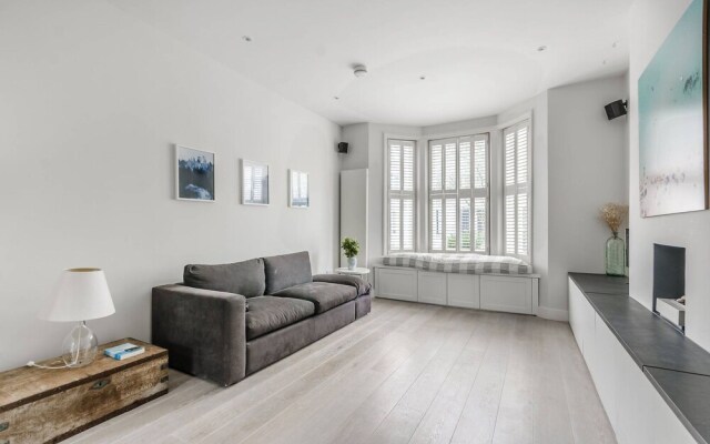 2 Bedroom Chelsea Flat By Thames