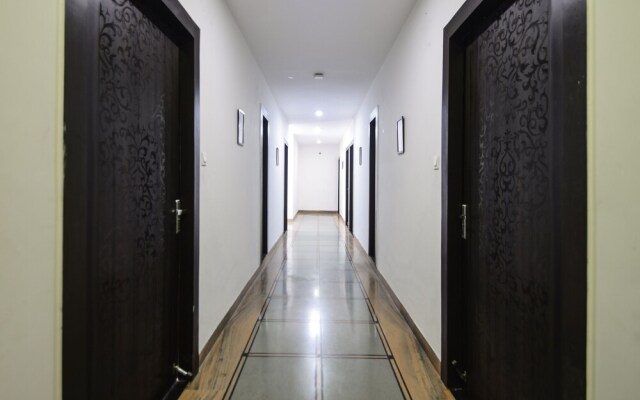 Hotel White Tulip by OYO Rooms