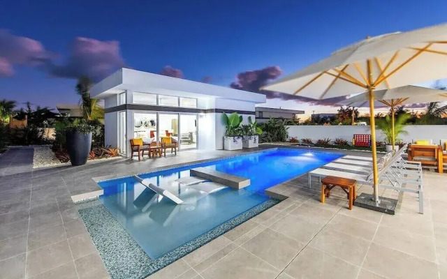 Oceanside Vacation Villa With Hotel Amenities v10