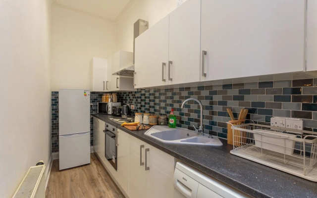 Stylish Apartment at the Edge of Meadows Park