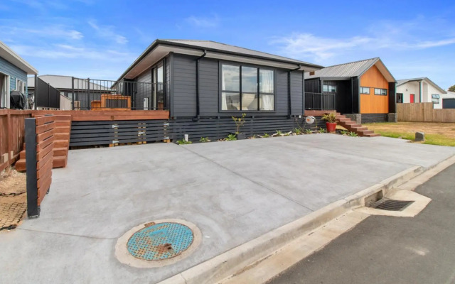 Sandy Shores - Waihi Beach Holiday Home