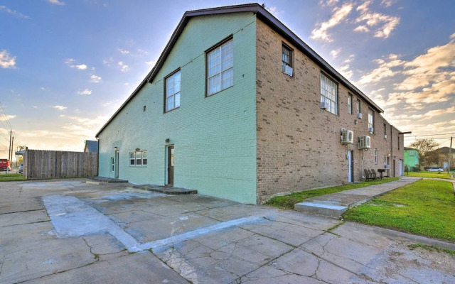 Romantic Apt: Private Patio & Shared Hot Tub!