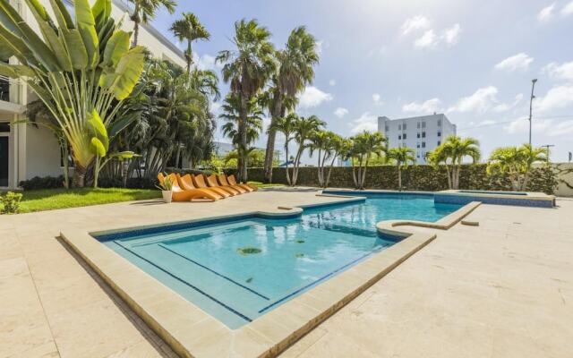 4BR 3BA w Pool Sleeps 10 200m From Eagle Beach