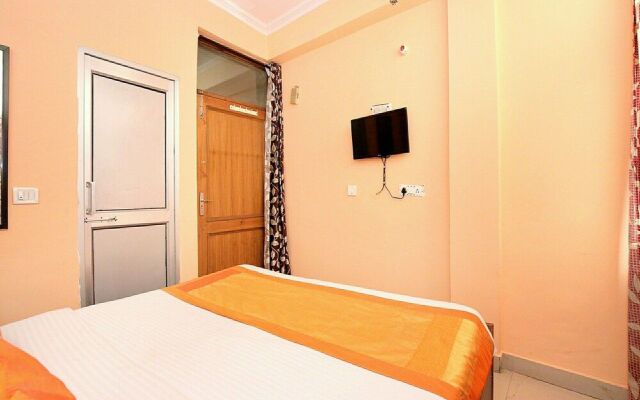 OYO 10463 Hotel Paras
