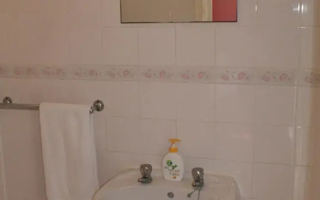 Lyn Glary Hotel