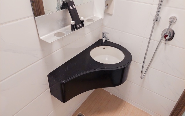 Homey Studio Room At Sky House Bsd Apartment – Bathroom – Legok