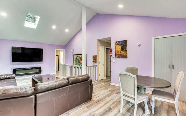 Pocono Getaway: Hot Tub, Community Lake Access!