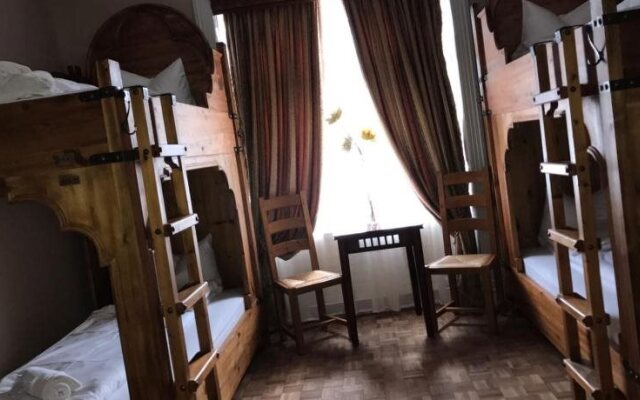Crossbox Pub & Backpacker