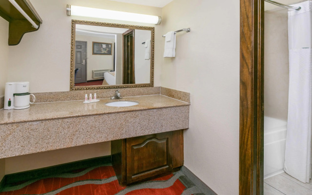 Travelodge Inn & Suites by Wyndham Norman