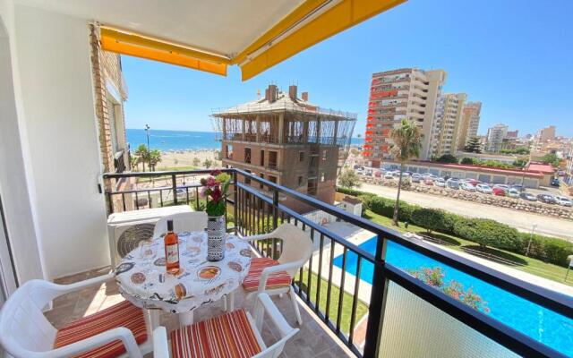 Modern 1 Bedroom Seaside Apartment with Pool