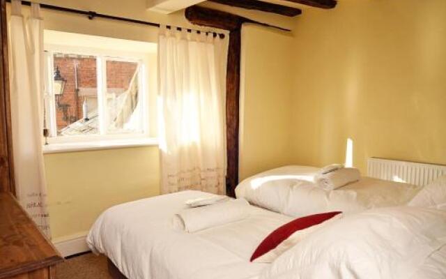 Cotswolds Valleys Accommodation - Medieval Hall - Exclusive use character three bedroom holiday apartment