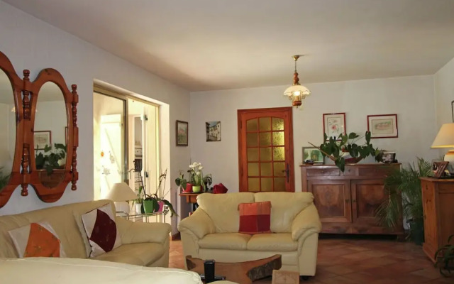 Spacious Villa at Saint-raphael With Jacuzzi