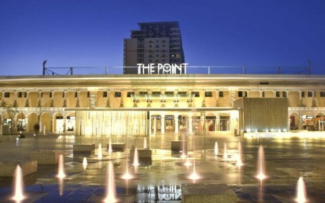 Stunning Seafront Lux Apt wt Pool, Upmarket Area