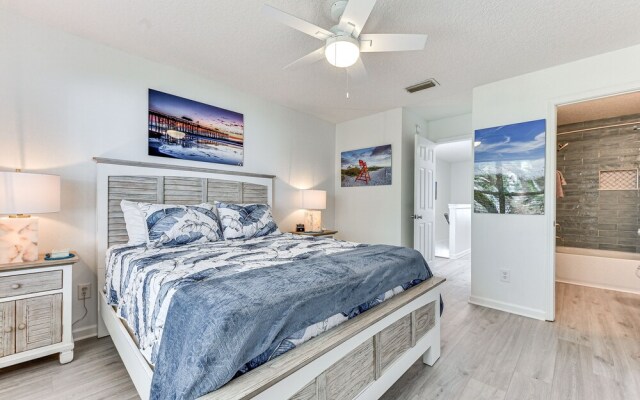 Fernandina Beach Townhome, Steps to Public Beach