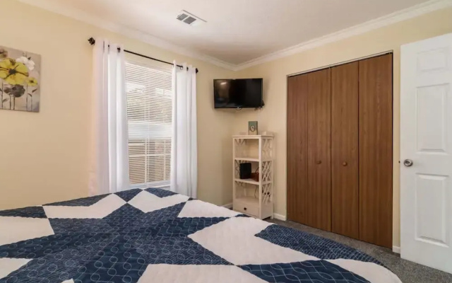 The Cozy Hideaway Stay for 6