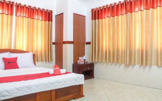 Reddoorz Plus Near Binh Tay Market