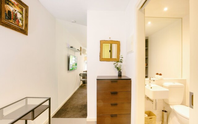 Melbourne CBD Designed 1 Bedroom Apartment by KozyGuru