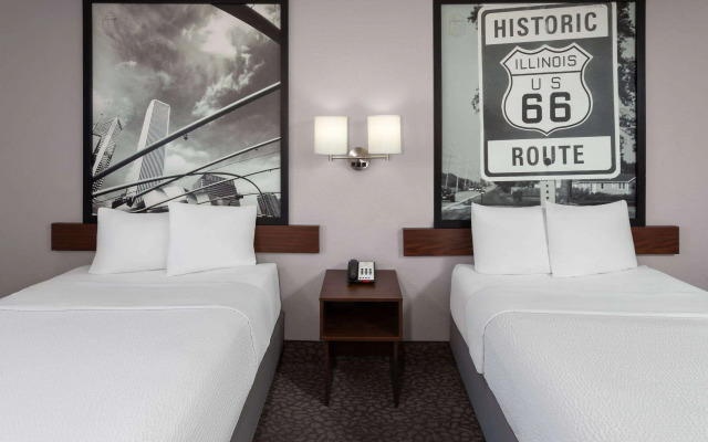 Super 8 by Wyndham Romeoville Bolingbrook