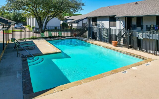 6 Mi to At&t Stadium: Grand Prairie Apt w/ Balcony