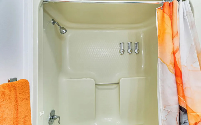 Close to Hospital & Dtwn! Quiet Waycross Home