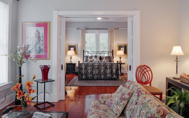 Modern Apartment Near Forsyth