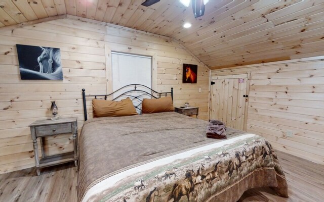 Double L Ranch 1 Bedroom Farmhouse by RedAwning